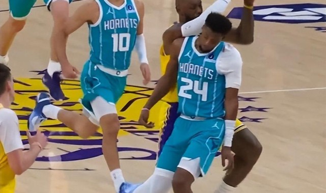 世界杯app下载-詹皇肘击对手后脑，裁判却吹对方犯规！黄蜂挑战失败，全队看呆了