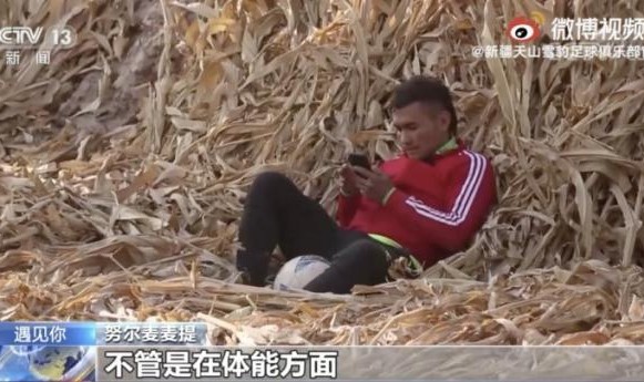 世界杯赛事直播下载-新疆U21队员登上央视新闻频道 从厨子变职业球员